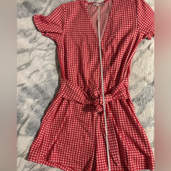 Patterned red and white romper with waist belt - Picture 5 of 7